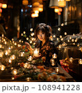 キャンドルに囲まれる女性 108941228