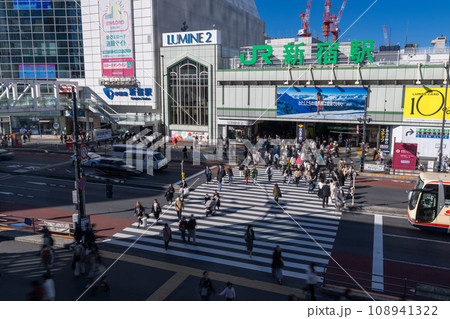 《東京都》新宿駅都市風景・新宿南口 《東京都》新宿駅都市風景・新宿南口 108941322