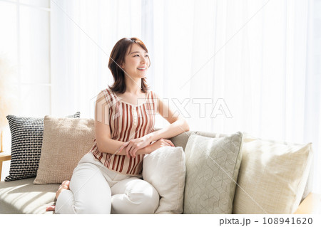部屋でリラックスする若い女性 108941620