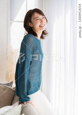 部屋でリラックスする若い女性 部屋でリラックスする若い女性 108941654