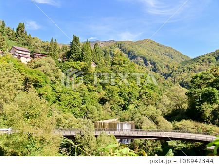 小谷温泉の建物とループ橋 小谷温泉の建物とループ橋 108942344
