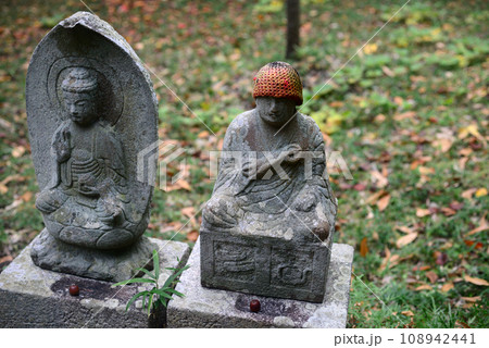 伊丹昆陽寺境内の阿弥陀如来石仏とお大師様石像-2 108942441