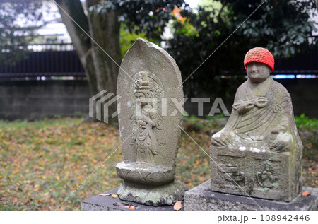 伊丹昆陽寺境内の観音菩薩石像とお大師様石像-2 108942446