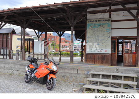 古い廃駅の駅舎とバイクツーリング（長野電鉄 旧松代駅） 108942576