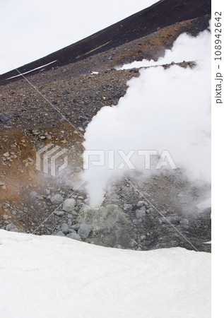北海道大雪山旭岳の噴気孔からあがる噴煙 108942642