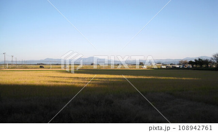 収穫を終えた休田が広がる蒲原平野の田園風景 108942761
