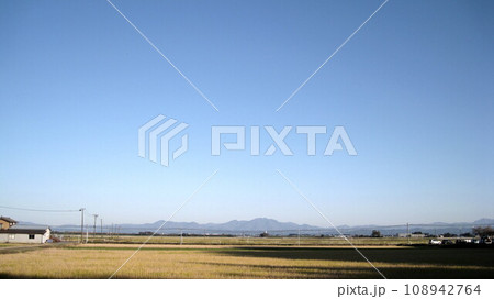収穫を終えた休田が広がる蒲原平野の田園風景 収穫を終えた休田が広がる蒲原平野の田園風景 108942764