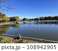 紅葉の始まった公園で釣りを楽しむ人たち 108942905