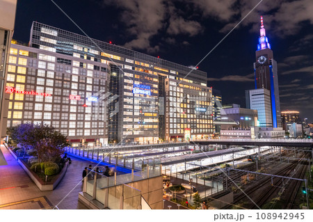 《東京都》新宿都市夜景・新宿新南口のテラス 《東京都》新宿都市夜景・新宿新南口のテラス 108942945