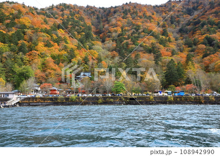 秋の中禅寺湖 紅葉風景 秋の中禅寺湖 紅葉風景 108942990