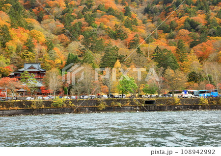 秋の中禅寺湖 紅葉風景 秋の中禅寺湖 紅葉風景 108942992