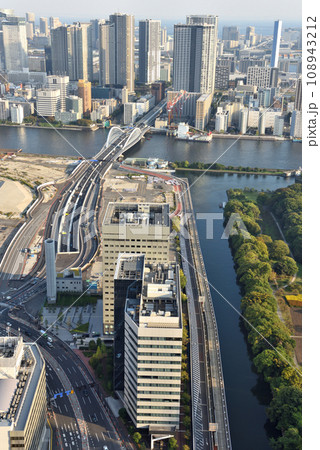 隅田川に架かる築地大橋俯瞰 108943212