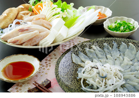 美味しそうなフグの刺身とふぐ鍋の食材 108943886