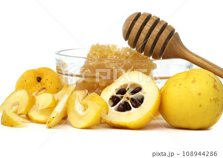 Vibrant quince fruits and bowl with honey on white Vibrant quince fruits and bowl with honey on white 108944286