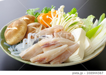 お皿に盛り付けられた、ふぐ鍋の食材 108944367