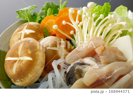 お皿に盛り付けられた、ふぐ鍋の食材 108944371