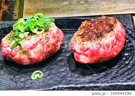 バーベキューで焼くステーキ バーベキューで焼くステーキ 108944396