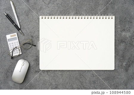 デスクの上のノート 俯瞰撮影 デスクの上のノート 俯瞰撮影 108944580