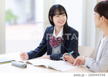 先生と勉強する女子高生 撮影協力:有明教育芸術短期大学 先生と勉強する女子高生 撮影協力:有明教育芸術短期大学 108944708