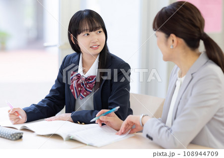先生と勉強する女子高生　撮影協力：有明教育芸術短期大学 108944709