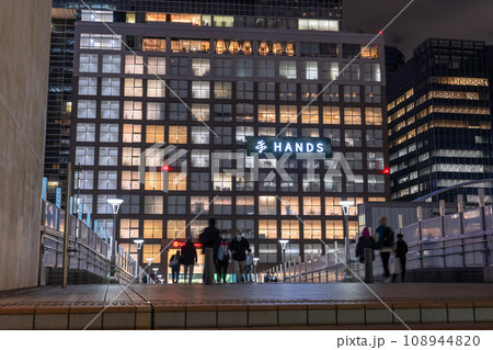 《東京都》新宿都市夜景・サザンテラスイーストデッキ 《東京都》新宿都市夜景・サザンテラスイーストデッキ 108944820