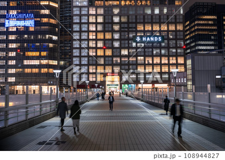 《東京都》新宿都市夜景・サザンテラスイーストデッキ 《東京都》新宿都市夜景・サザンテラスイーストデッキ 108944827