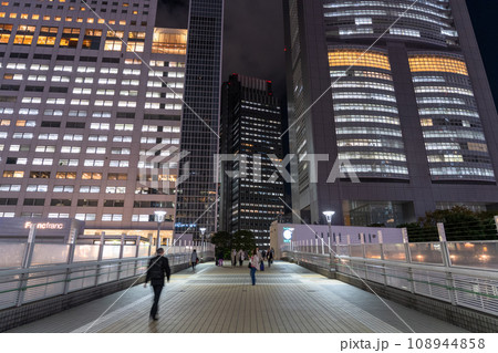 《東京都》新宿都市夜景・サザンテラスイーストデッキ 《東京都》新宿都市夜景・サザンテラスイーストデッキ 108944858