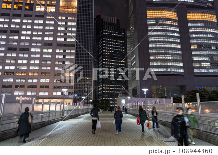 《東京都》新宿都市夜景・サザンテラスイーストデッキ 《東京都》新宿都市夜景・サザンテラスイーストデッキ 108944860