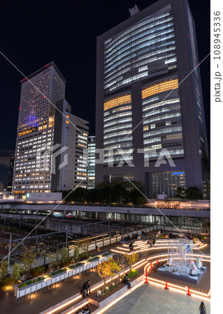 《東京都》新宿都市夜景・新宿新南口のテラス 108945336