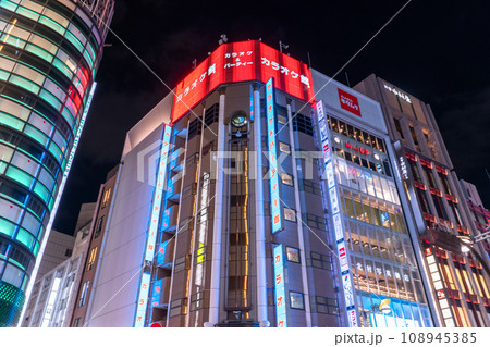 《東京都》新宿武蔵野通り・夜の繁華街 《東京都》新宿武蔵野通り・夜の繁華街 108945385