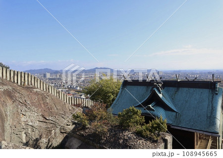 生石神社と青空 108945665