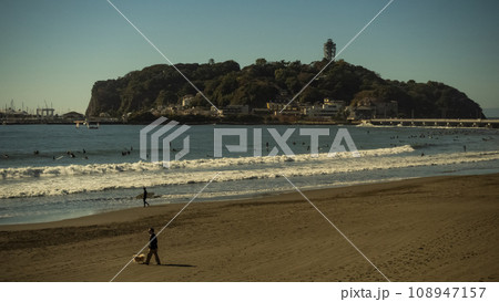 夜の江の島　江ノ島　海　藤沢市　快晴　冬　サーファー　マリンスポーツ　観光地 108947157