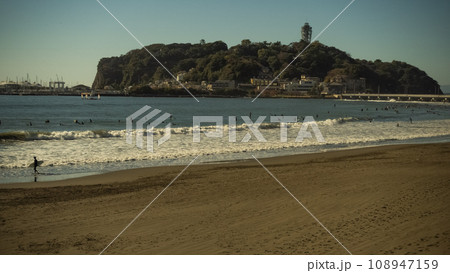 夜の江の島 江ノ島 海 藤沢市 快晴 冬 サーファー マリンスポーツ 観光地 夜の江の島 江ノ島 海 藤沢市 快晴 冬 サーファー マリンスポーツ 観光地 108947159