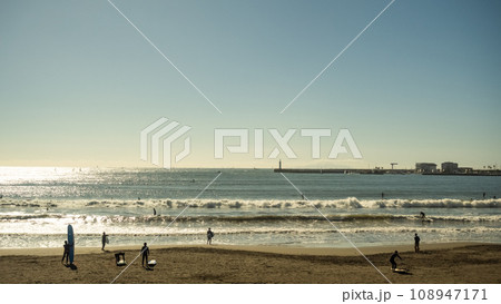 夜の江の島　江ノ島　海　藤沢市　快晴　冬　サーファー　マリンスポーツ　観光地 108947171