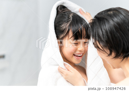 お風呂に一緒に入る親子。 108947426