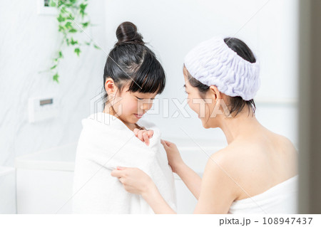 お風呂に一緒に入る親子。 108947437