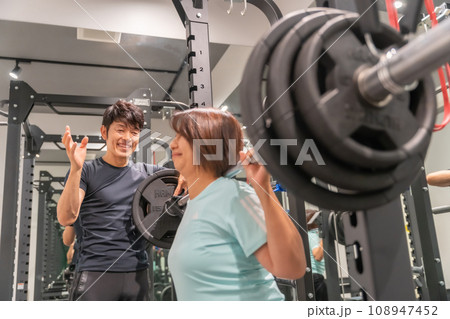 パーソナルトレーニングジム アラ還女性 ダイエット スクワット 中年男性トレーナー パーソナルトレーニングジム アラ還女性 ダイエット スクワット 中年男性トレーナー 108947452