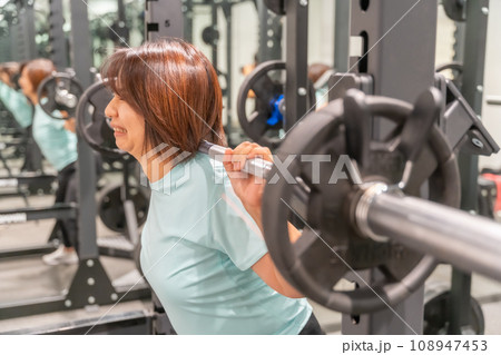 パーソナルトレーニングジム アラ還女性 ダイエット スクワット パーソナルトレーニングジム アラ還女性 ダイエット スクワット 108947453