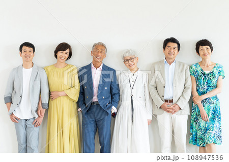 若々しいシニア世代の男女 108947536