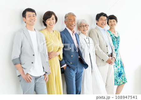 若々しいシニア世代の男女 108947541