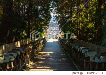 美しい寺の階段風景 108947991