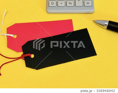 赤と黒の値札と電卓 108948042