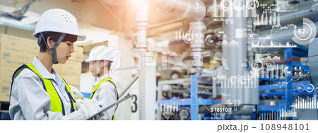工場を管理する作業員とデータ分析 工場を管理する作業員とデータ分析 108948101