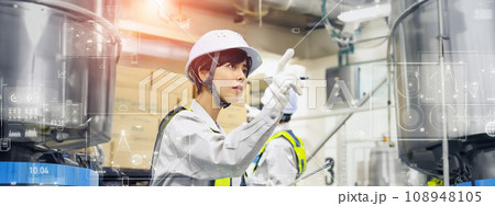 工場を管理する作業員とデータ分析 工場を管理する作業員とデータ分析 108948105