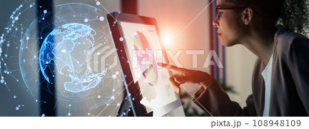 オフィスで働く女性とグローバルネットワーク 108948109