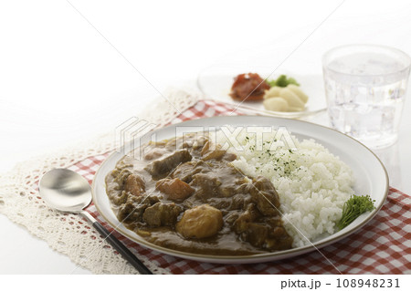 家庭料理の定番　手作りカレー （白背景） 108948231