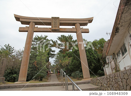鹿児島県　桜島　月讀神社（つきよみじんじゃ）の第一の鳥居 108948309