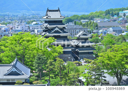 信濃国 国宝松本城 天守閣と小天守 櫓門と水堀 信濃国 国宝松本城 天守閣と小天守 櫓門と水堀 108948869