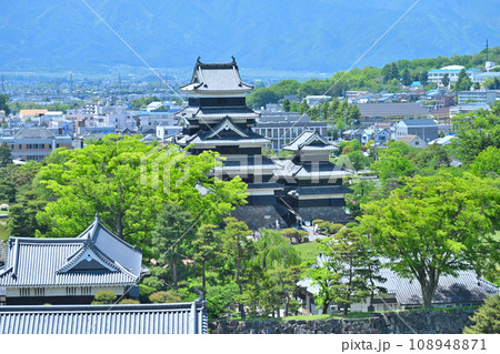 信濃国　国宝松本城　天守閣と小天守　櫓門と水堀 108948871