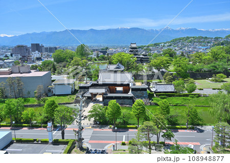 信濃国 国宝松本城 天守閣と小天守 櫓門と水堀 信濃国 国宝松本城 天守閣と小天守 櫓門と水堀 108948877
